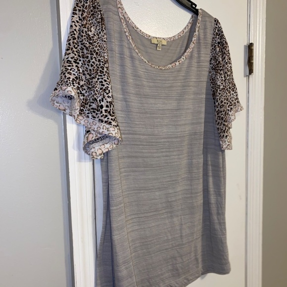 Kori size large beautiful animal print top - Picture 2 of 4